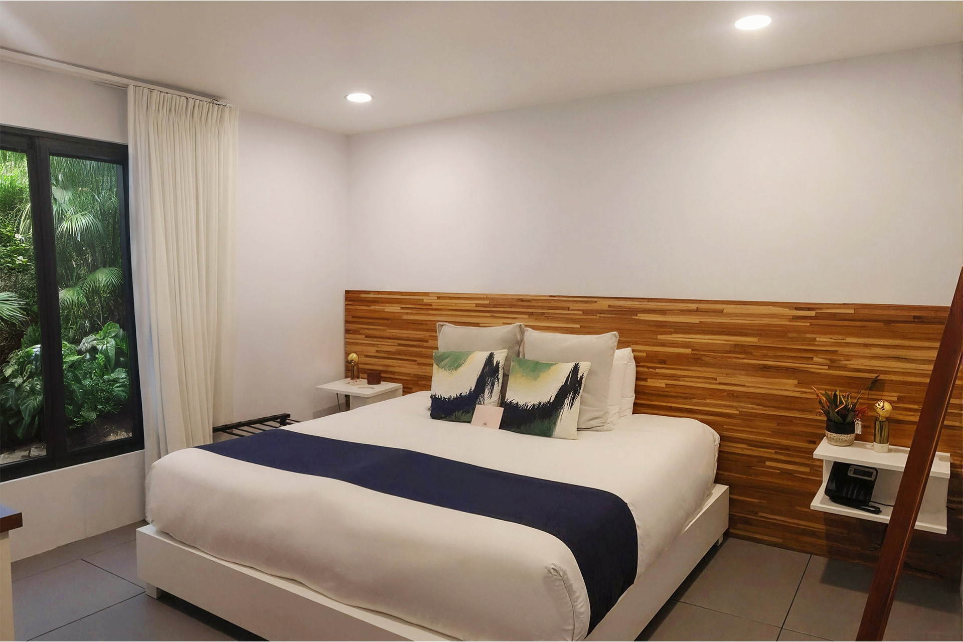 Standard King Accesible